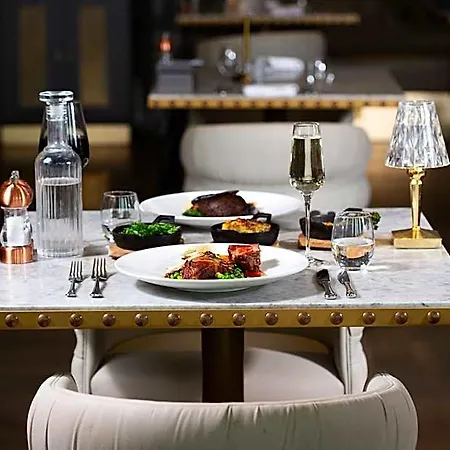 Doubletree By Hilton Majestic & ホテル ハロゲート