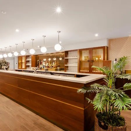 Doubletree By Hilton Majestic & הרוגייט