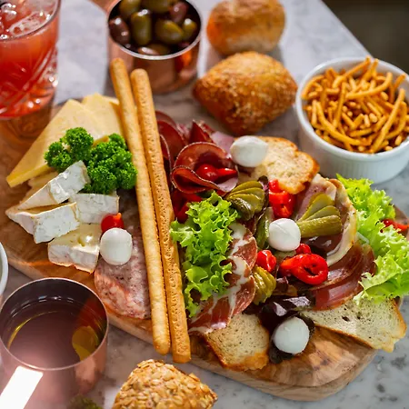 Doubletree By Hilton Majestic & הרוגייט